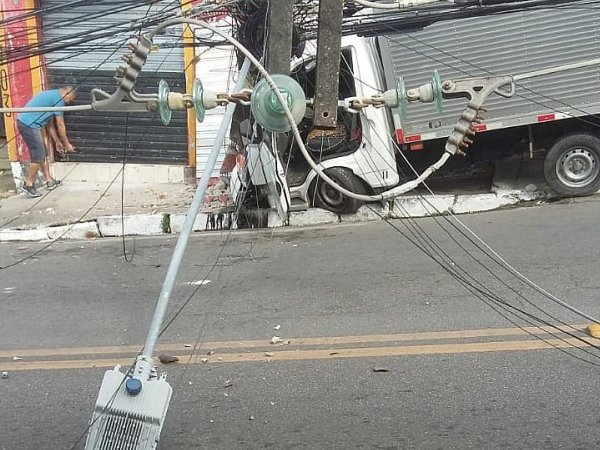 Desgovernado Caminh O Desce Ladeira Atinge Poste E Interdita Rua No