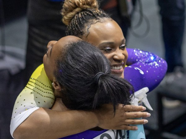 Na Bélgica, Simone Biles entrega coroa para Rebeca Andrade